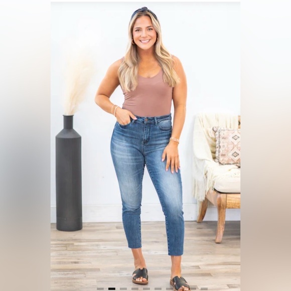 Judy Blue High-Rise Raw Hem Relaxed Fit Jean Sz 3/26 Item# BA - Picture 1 of 8